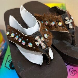 COWGIRL JEWELS SIZE 7 Leather with cowhide upper with rhinestone.